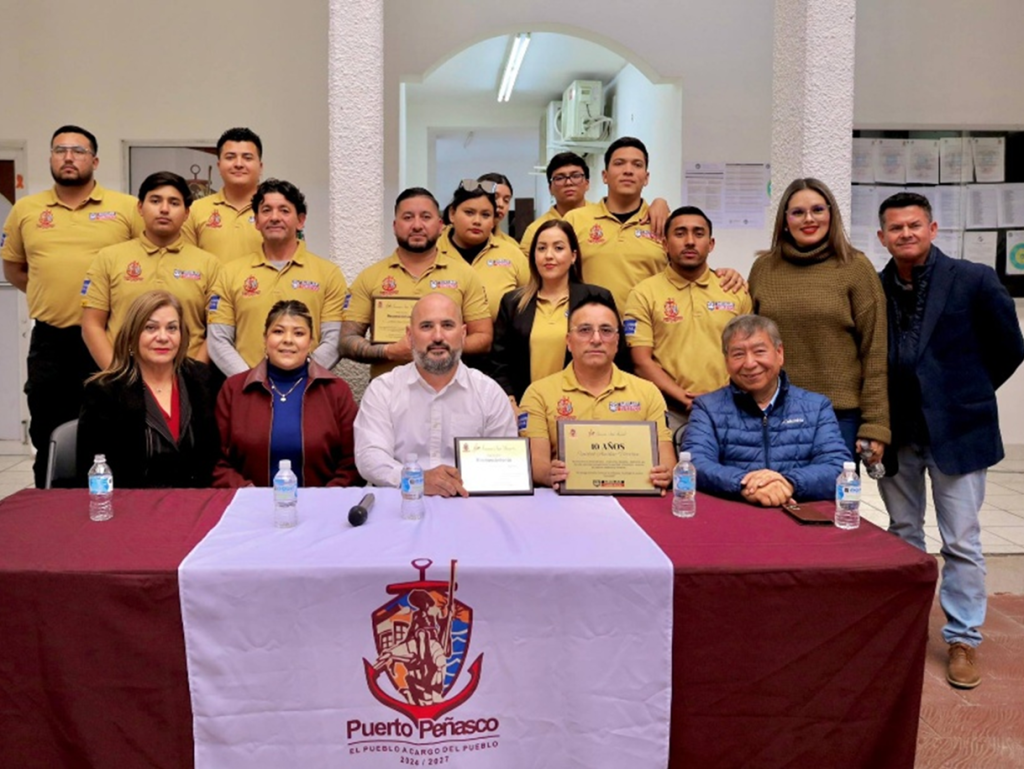 Elementos de la Unidad Auxiliar Turística (UAT) de Puerto Peñasco recibieron un distintivo y uniformes por parte del alcalde Alejandro Verdugo como un reconocimiento por sus 10 años de servicio.