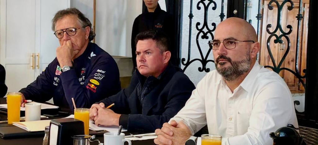 CON EL OBJETIVO DE HACER UN ANALISIS DEL PANORAMA TURISTICO DE PUERTO PEÑASCO ENCAMINADO A UN PLAN ESTRATEGICO PARA FORTALECER A ESTE SECTOR EL PRESIDENTE MUNICIPAL ALEJANDRO VERDUGO SE REUNIÓ CON REPRESENTANTES DEL SECTOR HOTELERO , TURÍSTICO, CAMARAS Y DE COLEGIOS.