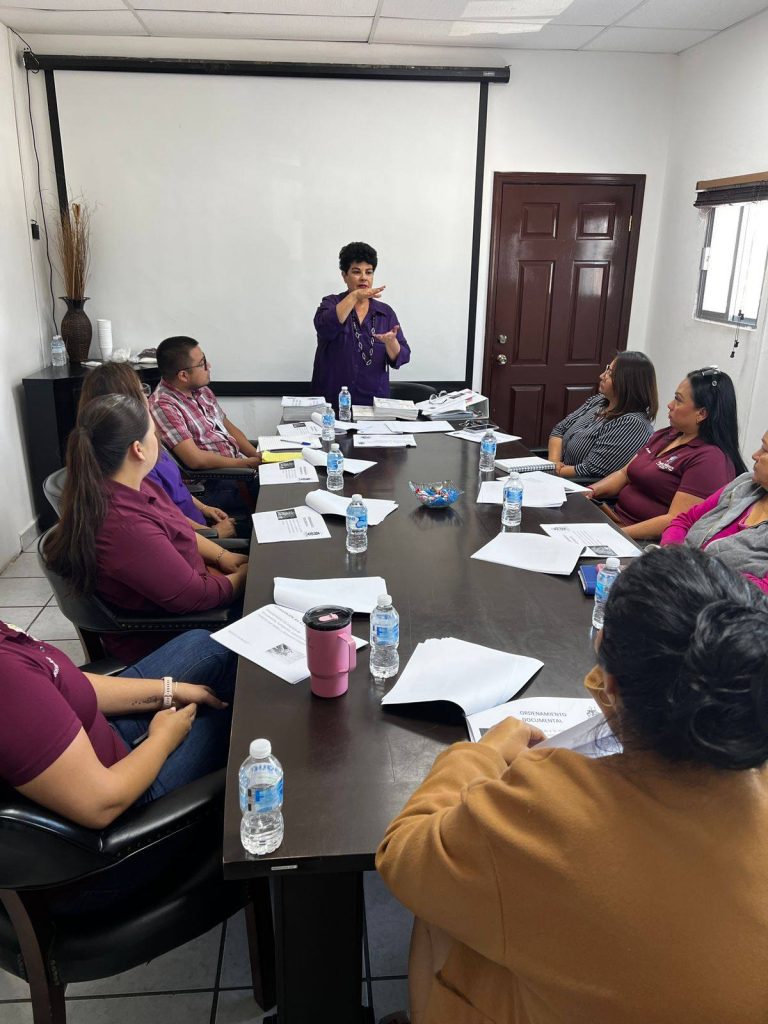 CAPACITAN A PERSONAL DEL GOBIERNO DE PUERTO PEÑASCO SOBRE EL MANEJO Y RESGUARDO DEL ARCHIVO MUNICIPAL.