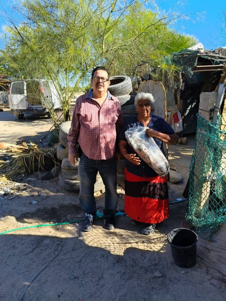 Cómo parte del programa “Un Pescado en tu Mesa” para la cuaresma de 2026, se entregó pescado fresco al Centro de Readaptación Social (CERESO) y a familias de la colonia Obrera.