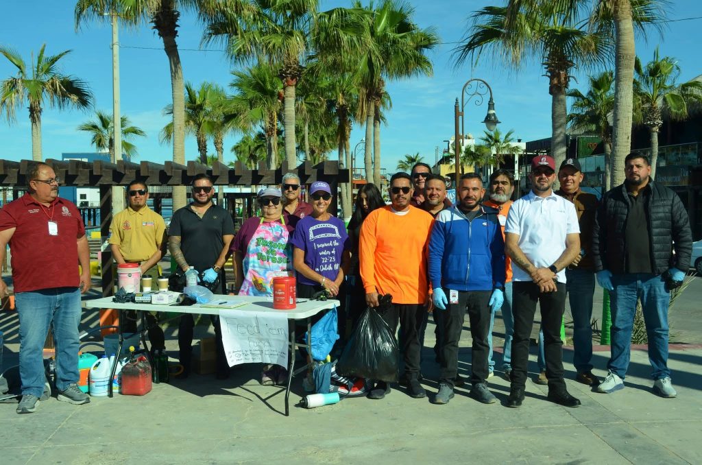 SE UNEN DEPENDENCIAS MUNICIPALES Y COMUNIDAD AMERICANA EN JORNADA DE LIMPIEZA DEL MALECON.