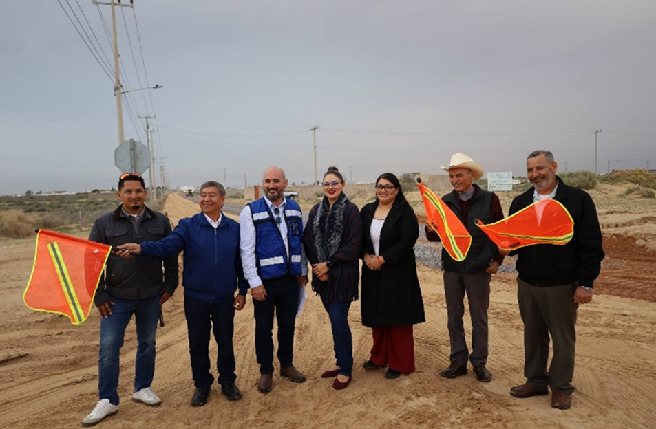 DA ALCALDE DE PUERTO PEÑASCO BANDERAZO DE ARRANQUE A OBRA DE PAVIMENTACIÓN DEL CAMINO A LA UTPP.