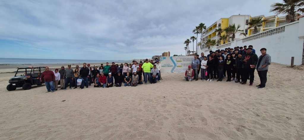 Refuerzan limpieza en playa Sandy Beach.