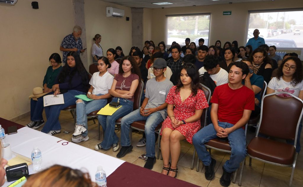 IMPULSA DIF MUNICIPAL A JOVENES UNIVERSITARIOS CON LA ENTREGA DE 67 BECAS.