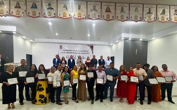 ENTREGAN RECONOCIMIENTOS POR 20 Y 30 AÑOS DE SERVICIO Y TRAYECTORIA A MAESTROS DE PUERTO PEÑASCO EN SU DIA.