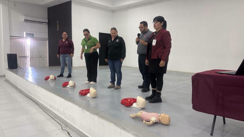 La Dirección de Protección Civil y Bomberos impartió una capacitación al personal del Ayuntamiento de Puerto Peñasco en los temas de Uso y Manejo de Extintores y Primeros Auxilios.