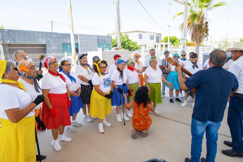 SE GRADUARON JÓVENES  DE ANTAÑO DE TALLERES DE MANUALIDADES , GUITARRA Y BAILE ✂️🎼🕺